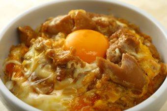 赤鶏もも肉とたまごだけ親子丼