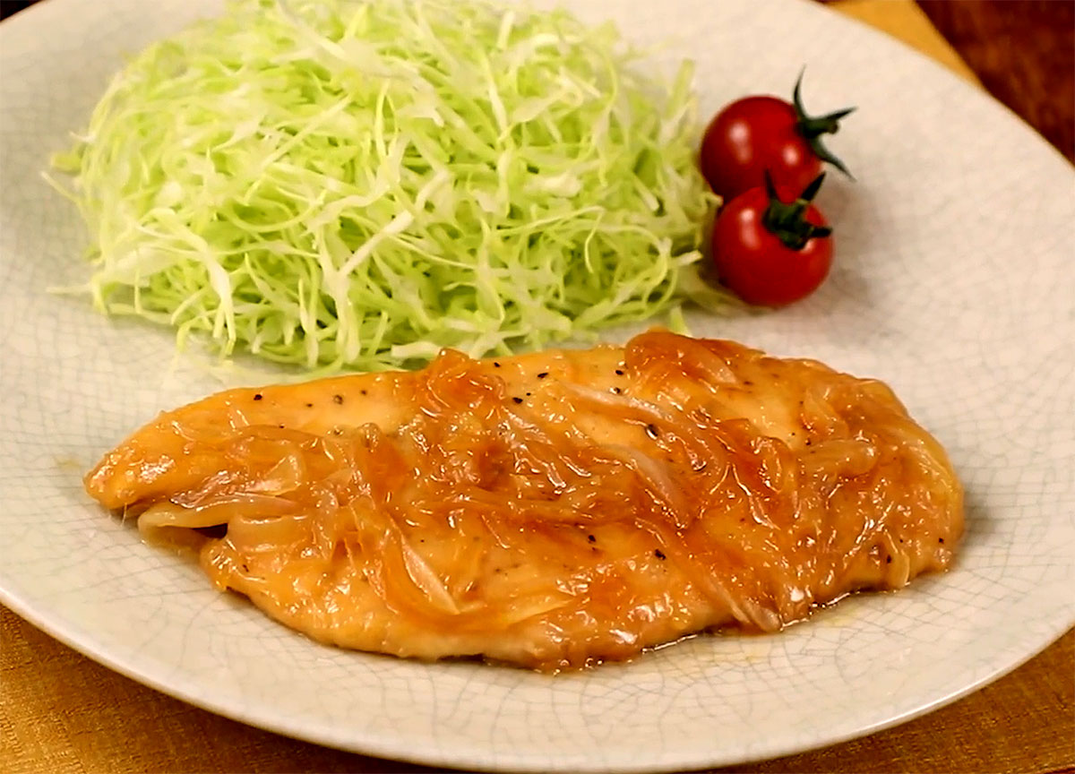 ⦅動画⦆赤鶏むね肉と新玉ねぎの生姜焼き