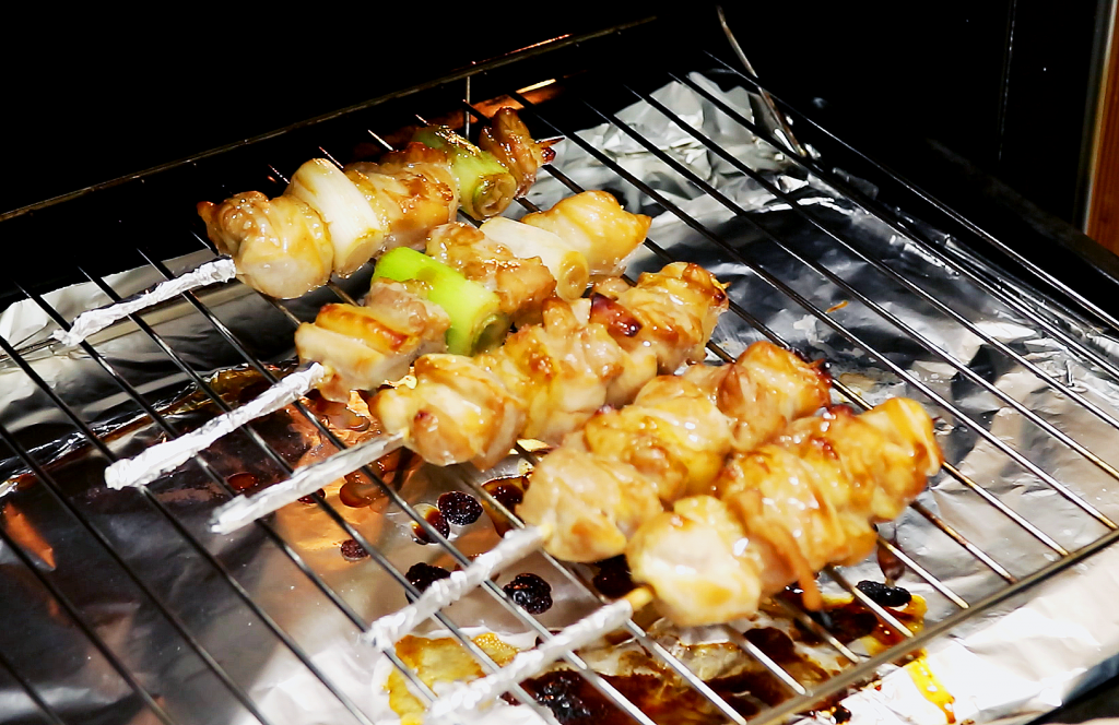 サムネイル:｟動画｠お家でも焼ける！オーブンレンジで焼く 赤鶏焼き鳥